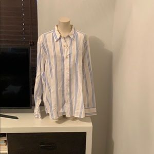 Men’s lightweight striped shirt.